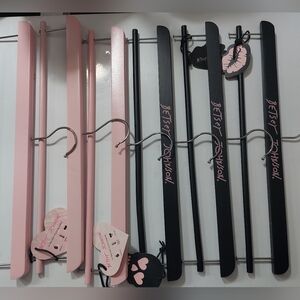 Betsey Johnson Set Of 6 Wooden Blanket Hangers In Black & Pink NWT